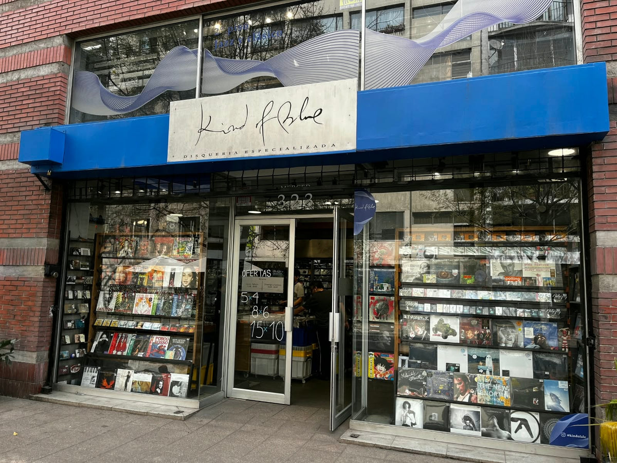 La fachada de Kind of Blue en Merced 323, Lastarria: el toldo azul y la vitrina llena de discos