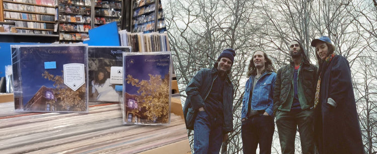 CDs de Constant Smiles en el mesón de Kind of Blue junto a la banda en un bosque en invierno