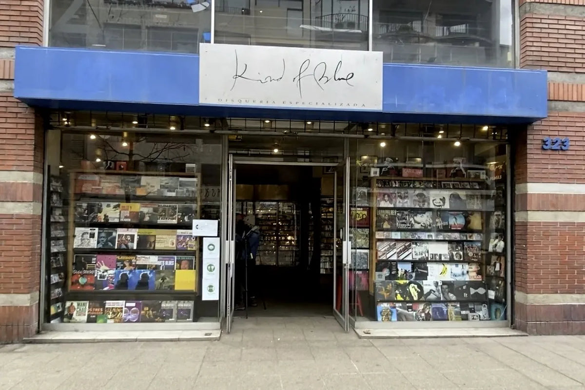La fachada de Kind of Blue en Merced 323, Lastarria