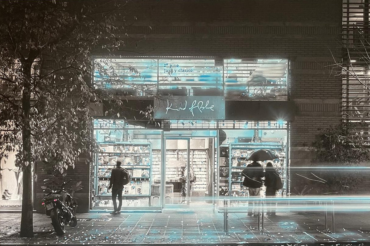 Kind of Blue de noche: la vitrina iluminada de Merced 323, en Lastarria